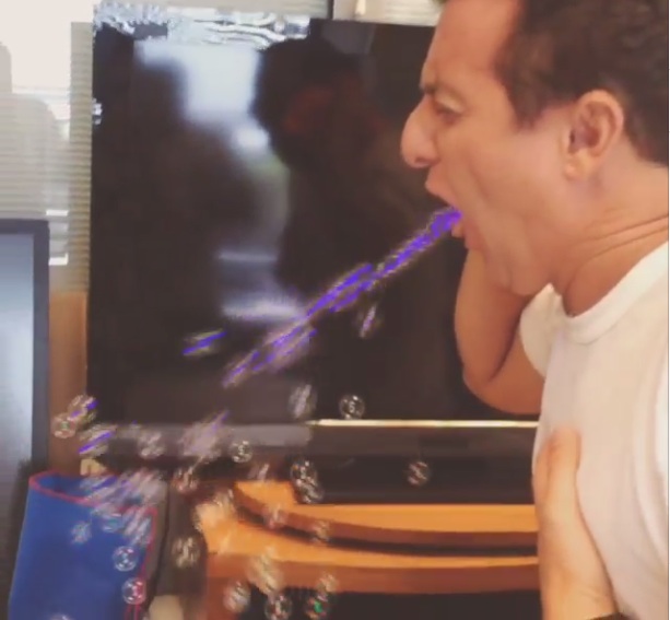 Luciano Huck finge passar mal e “vomita” bolhas de sabão na web