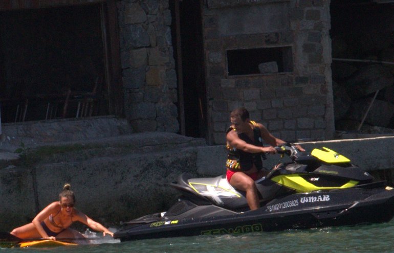 A atriz Juliana Didone aproveitou o calor do Rio de Janeiro, que de acordo com o site Clima Tempo está em 37 graus, para praticar stand up paddle na praia da Barra da Tijuca. Em um dado momento, ela chegou a pegar uma “carona” com um jet ski 