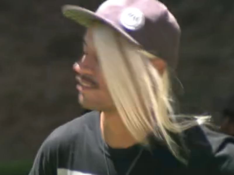 Valter coloca aplique loiro no cabelo e brinca: ‘Agora sou emo’