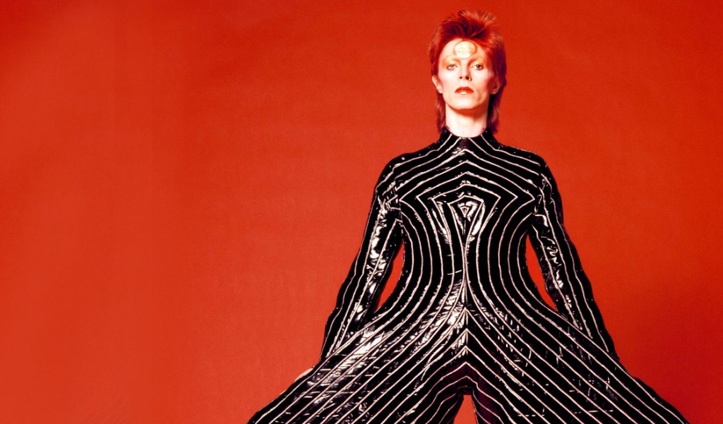 David Bowie com o macacão de vinil criado por Kansai Yamamoto para a turnê Aladdin Sane, em 1973