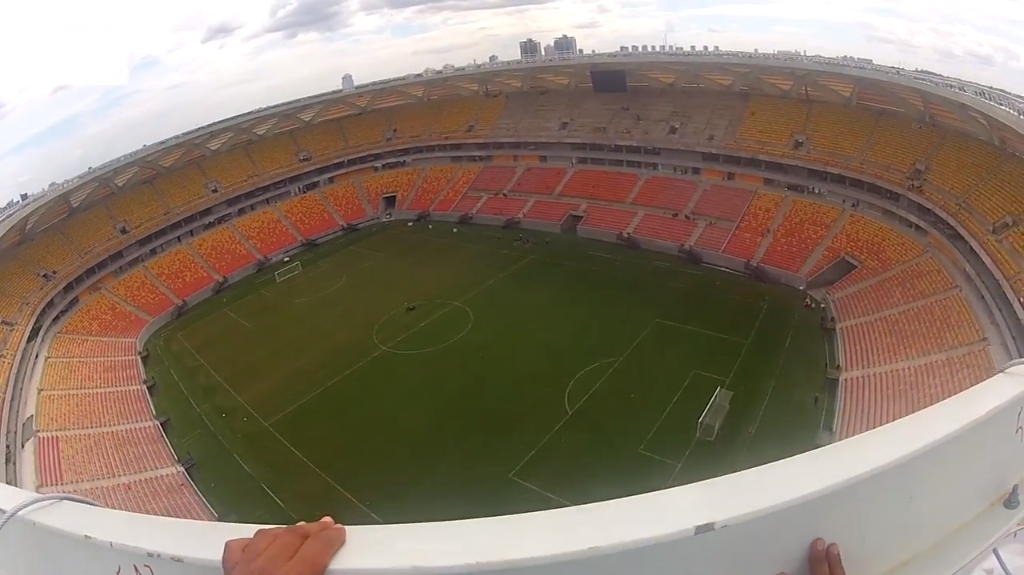 Com câmera no capacete, técnico registra imagens de cima da Arena Amazônia; veja
