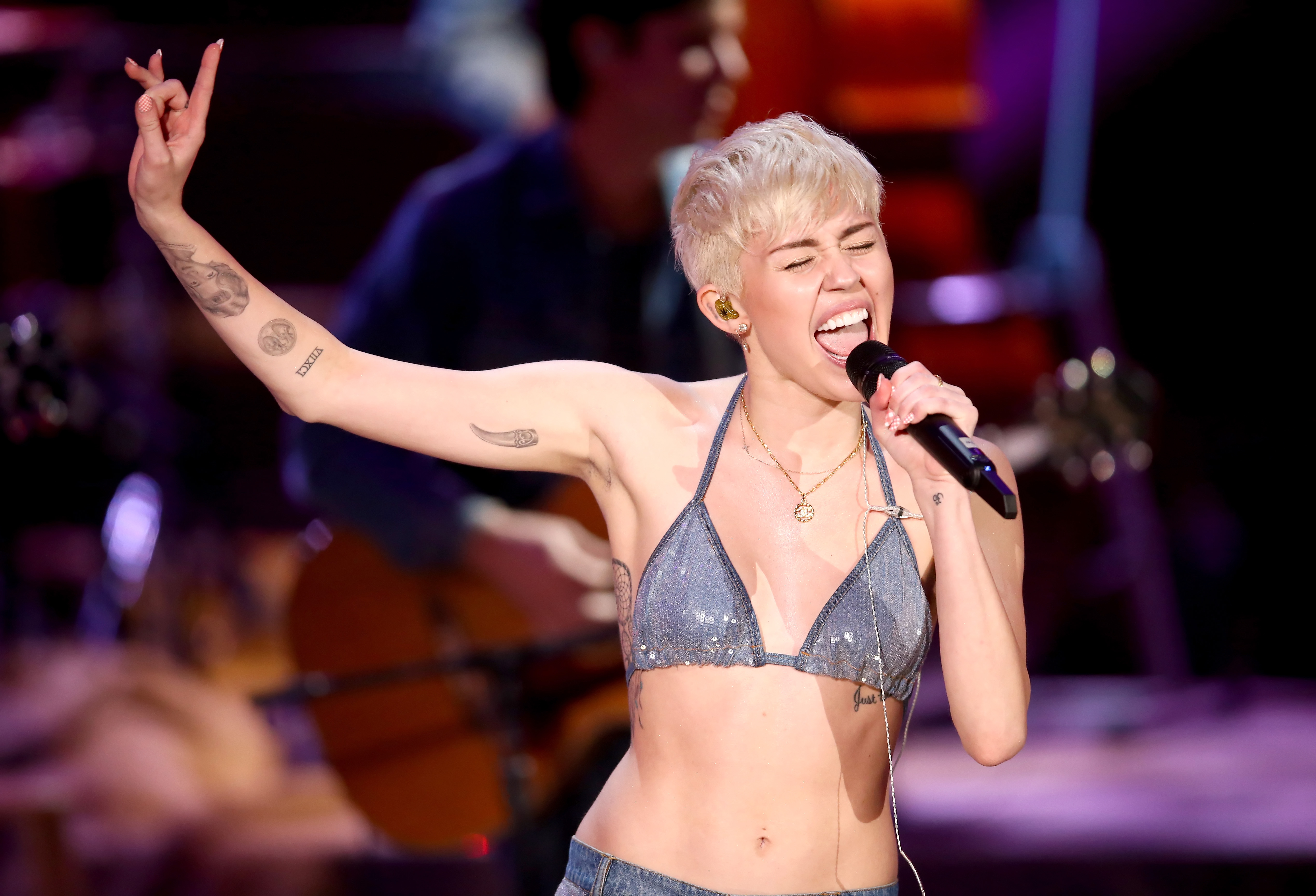 "Ela tem os pés no chão", diz Sky Ferreira sobre Miley Cyrus