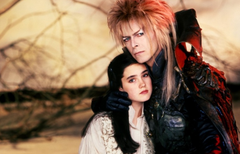 David Bowie é o goblin amedrontador Jareth, nesse filme repleto de fantoches incríveis