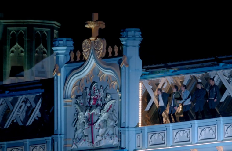 One Direction faz bagunça pelas ruas de Londres em 'Midnight Memories'; assista