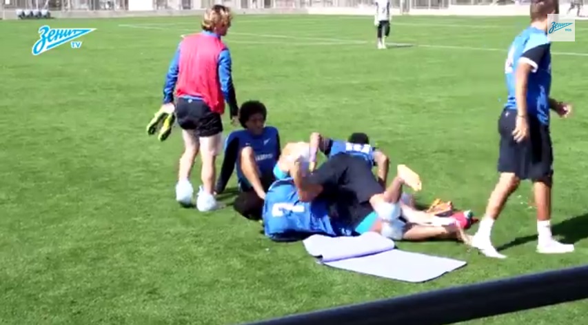 Com ‘montinho’, Hulk sofre bullying durante treinos do Zenit; assista