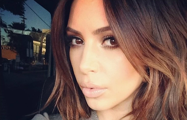 Kim Kardashian volta a ficar morena e avisa: “Estou de volta!”