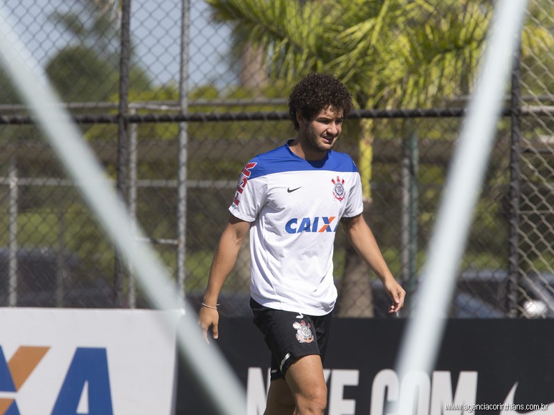 Jornal: Invasores do CT do Corinthians queriam quebrar as pernas de Sheik e Pato