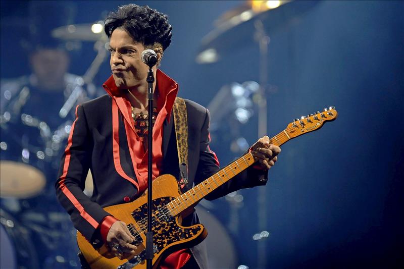 Prince apresenta novo álbum em show secreto em Londres