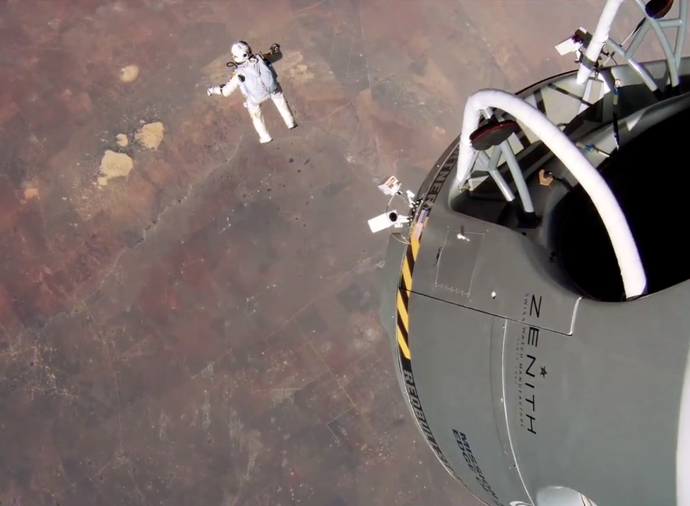 Câmeras GoPro dão visão incrível do maior salto de paraquedas da história