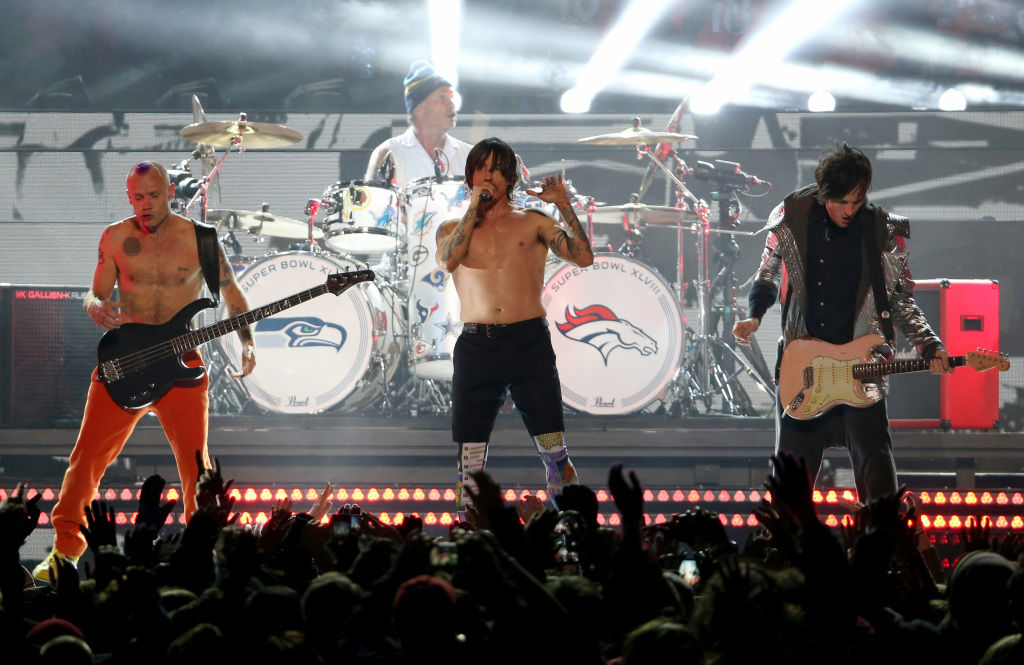 Red Hot Chili Peppers: Se você acha que a banda já tem um nome comprido, então vão ficar surpreso ao saber que o seu nome original era ainda mais complexo: Tony Flow And The Miraculously Majestic Masters Of Mayhem. Temos certeza que RHCP soa melhor do que TFATMMMOM. A troca de nomes ocorreu em 1983, quando a banda começou a despertar interesse e se preparava para assinar pela EMI.