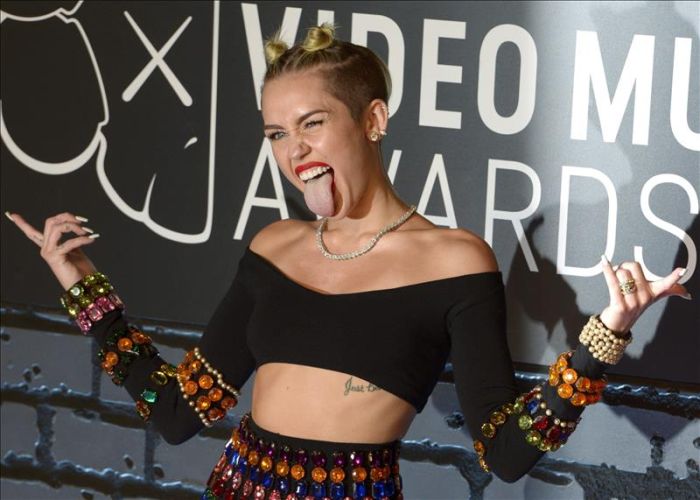 "Preferiria me sufocar na minha própria língua", diz Miley Cyrus sobre interpretar fada Sininho
