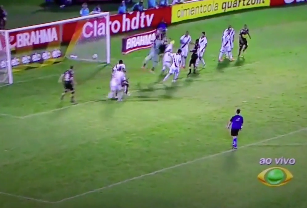 Narrador da Band solta palavrão ao vivo durante jogo do Vasco