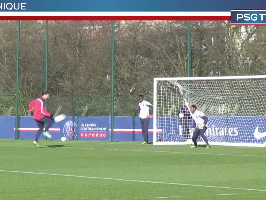 Em treino, Ibrahimovic mostra habilidade e engana goleiro com gol de joelho