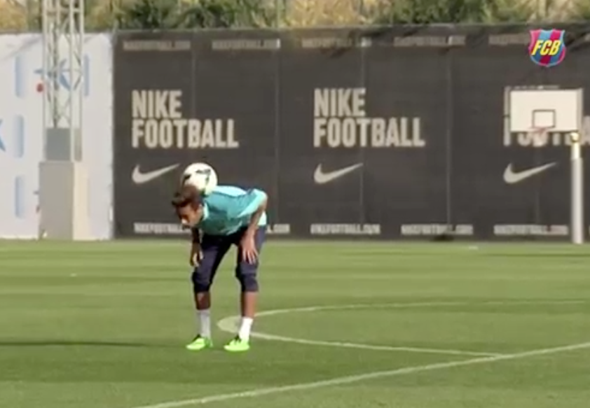 Recuperado de lesão, Neymar faz malabarismos em vídeo do Barcelona