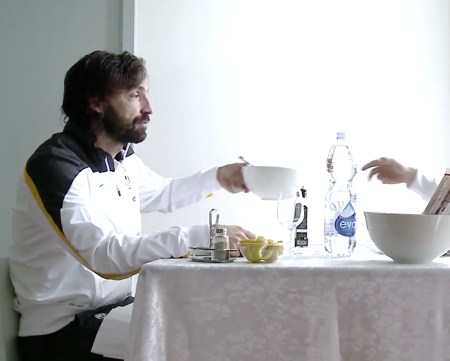 Com fama de "garçom", Pirlo estrela mais um vídeo da Juventus