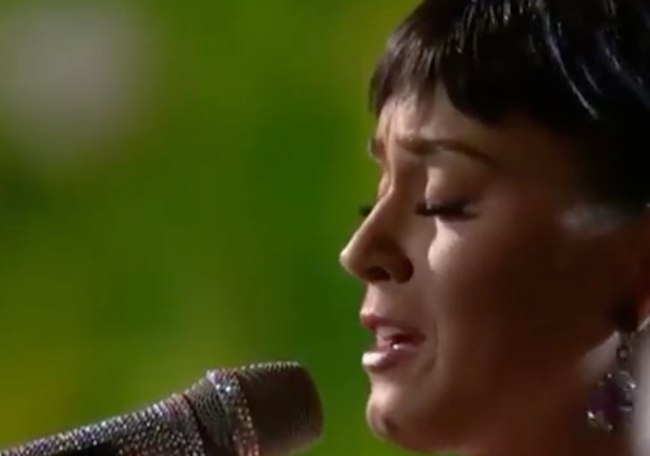Katy Perry canta Yesterday, dos Beatles, em homenagem no Grammy