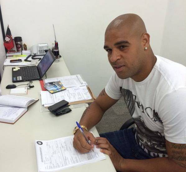 Após três meses de treinos, Adriano enfim assina com Atlético Paranaense