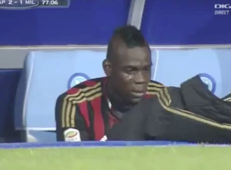 Decepcionado com má atuação, Balotelli chora no banco de reservas