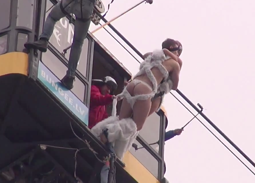 Para comemorar dia dos namorados, casais fazem bungee jumping peladões