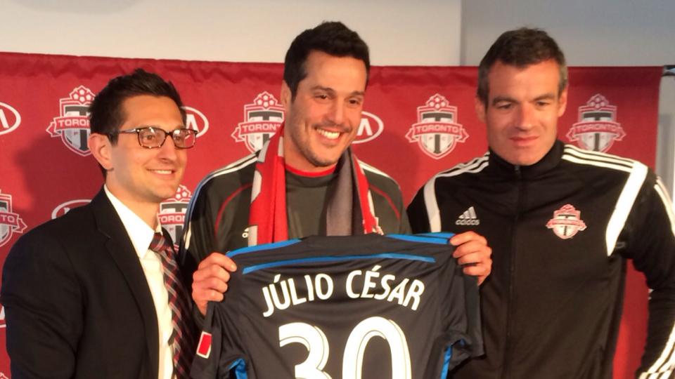 Júlio César é apresentado no Toronto FC e usará a camisa 30
