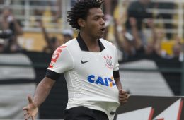 Mesmo longe do Corinthians, o atacante Romarinho continuou provocando o Palmeiras