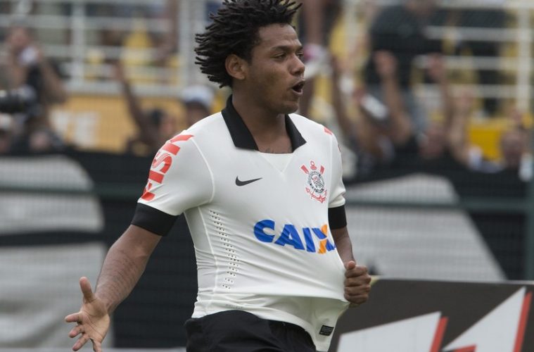 Mesmo longe do Corinthians, o atacante Romarinho continuou provocando o Palmeiras