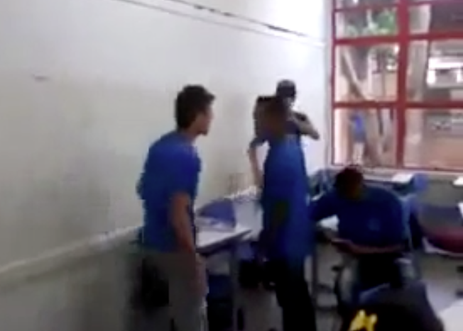 Em briga na escola, magrinho surpreende e derruba valentão com um soco