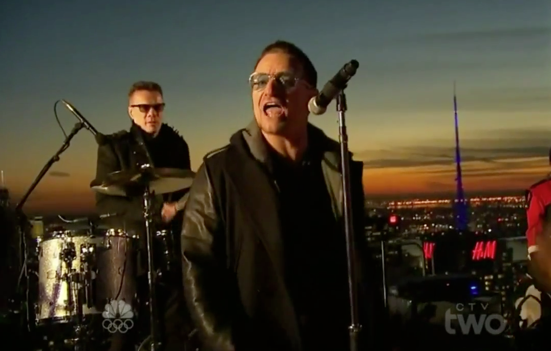 U2 faz performance de nova música do alto de prédio; assista Invisible!