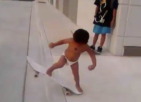 Bebê de dois anos anda muito de skate e faz sucesso na internet!