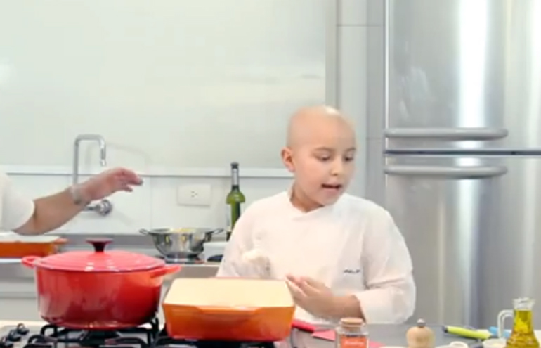 Garoto de 8 anos de idade vira chef de cozinha para enfrentar a leucemia