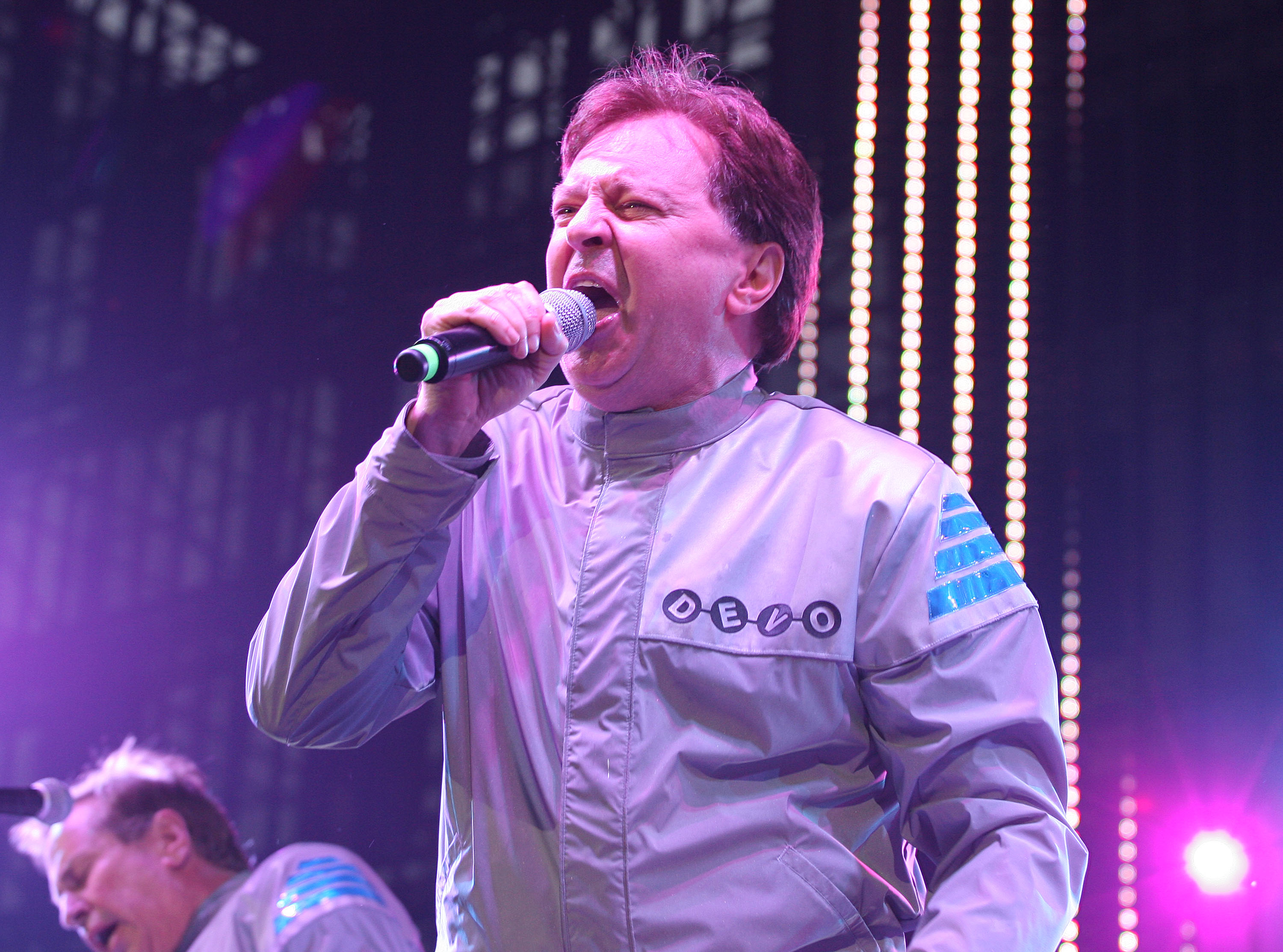 Integrante do Devo, banda ícone do new wave, Bob Casale morre aos 61 anos