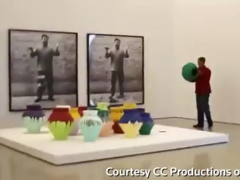 Em possível protesto, artista quebra vaso de 1 milhão de dólares!