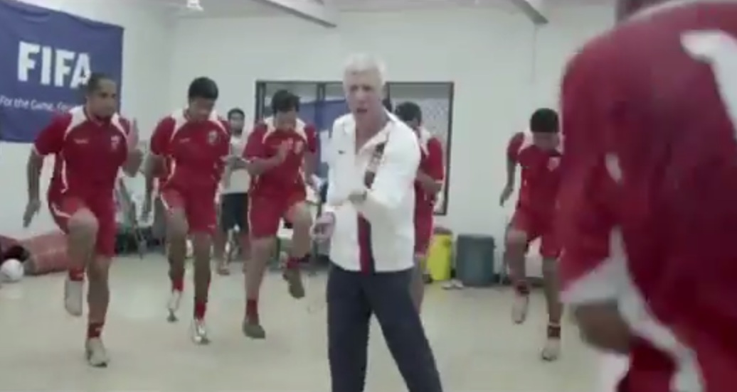 Documentário mostra ‘pior time do mundo’ com técnico xerifão e jogador transgênero