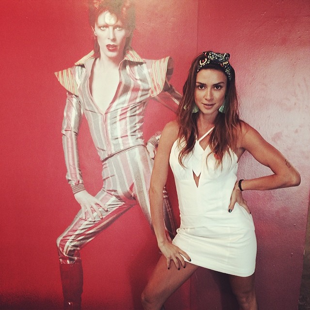 Thaila Ayala imita pose de David Bowie em exposição do músico