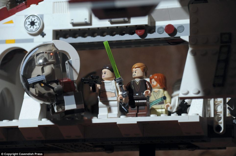 Com 250 mil peças de Lego, exposição recria cenas épicas de Star Wars