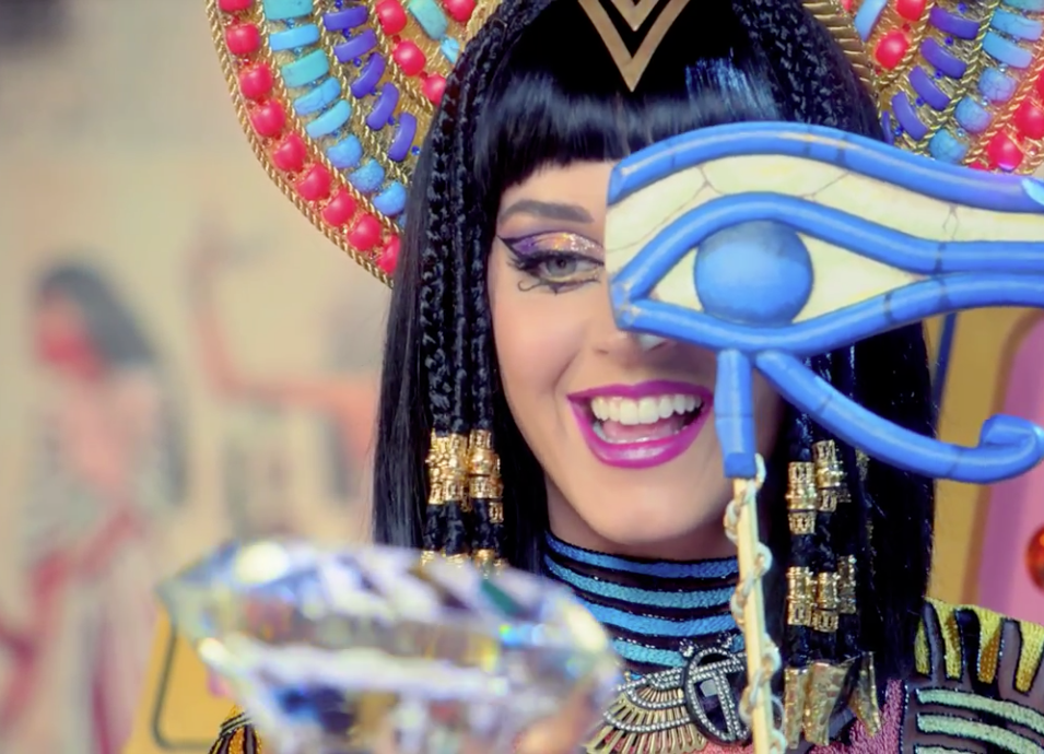 Katy Perry faz a egípcia em clipe de Dark Horse, com o Juicy J
