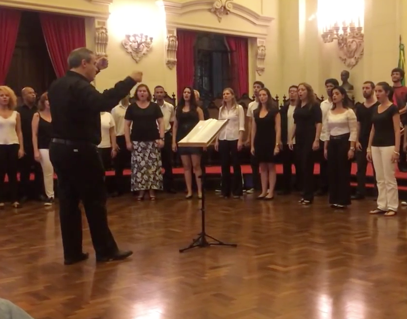 Coral da USP inova e canta Beijinho no Ombro em apresentação
