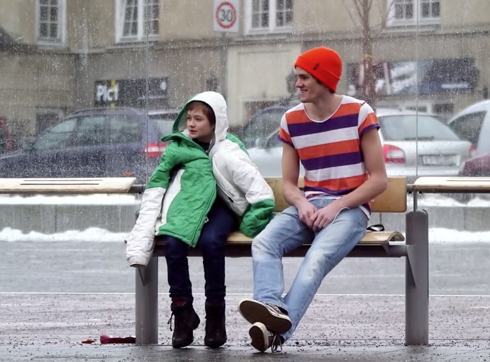 Vídeo norueguês mostra reação de pessoas ao ver criança passando frio