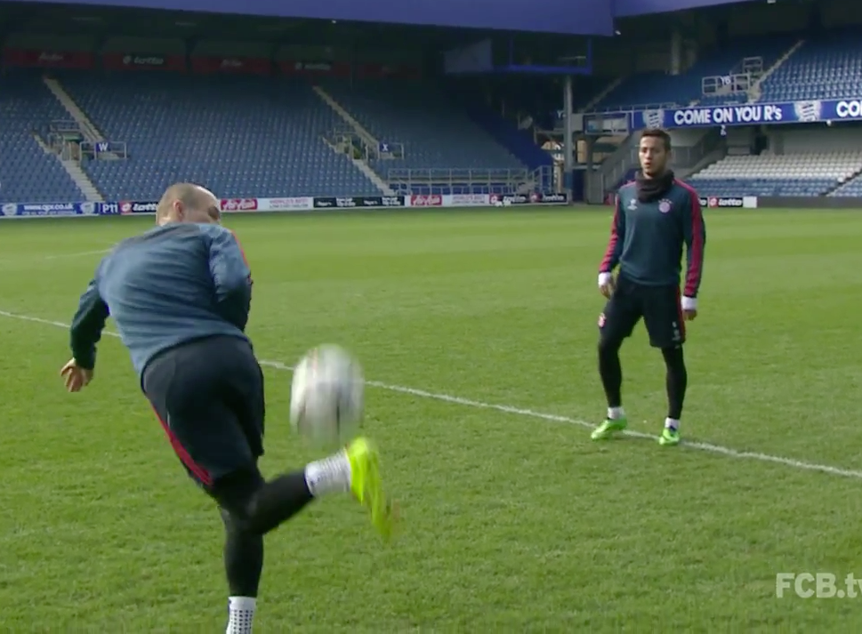 Thiago e Robben dão show de malabarismo em treino do Bayern