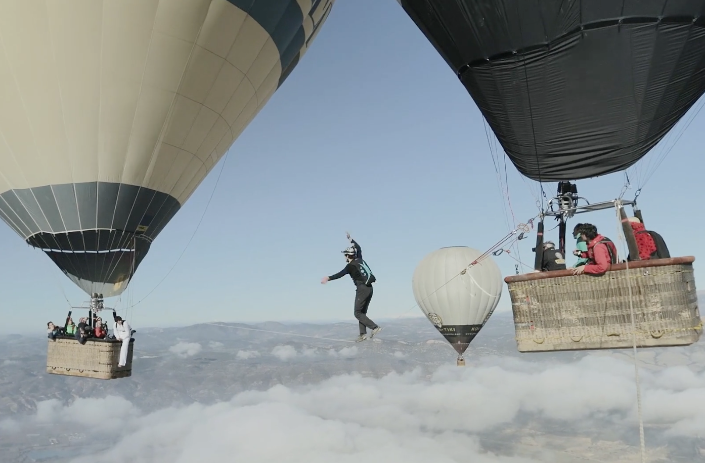 Franceses tentam passar de um balão para outro usando apenas uma corda