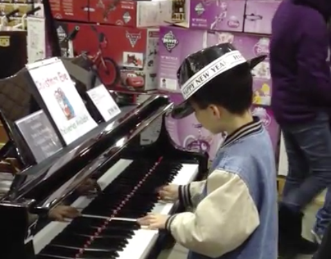 Menininho muito estiloso manda muito no piano em loja nos EUA