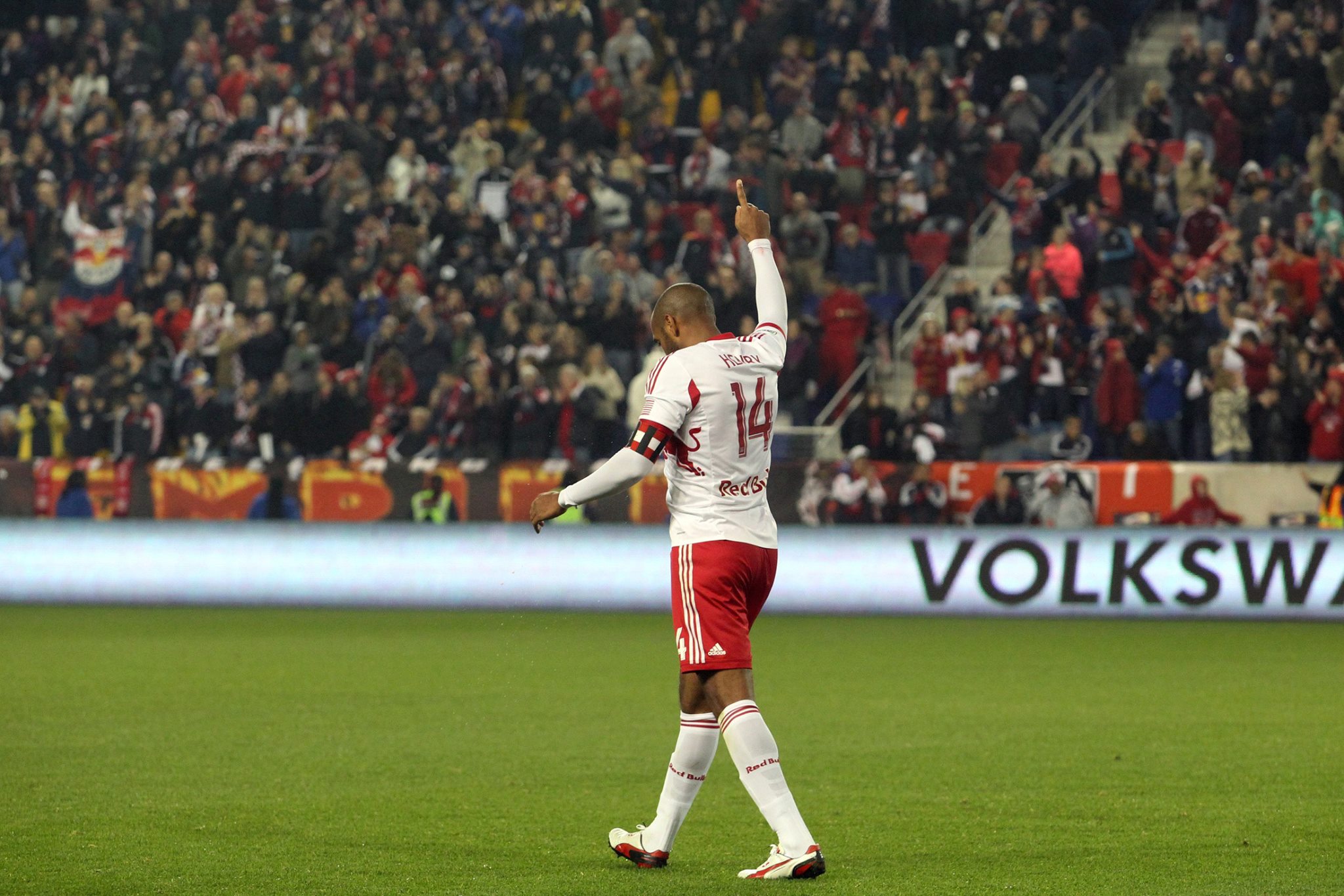 Lembra dele? Thierry Henry marca golaço na liga americana de futebol; assista