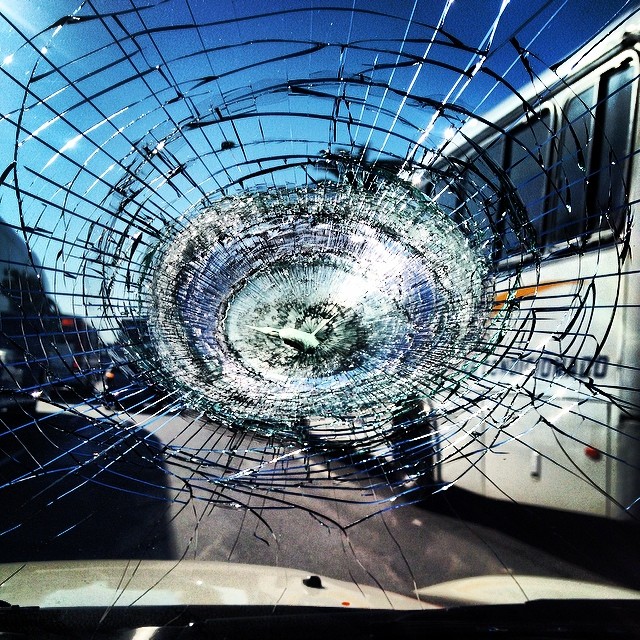 Carro de Malvino Salvador é atingido por bola de golfe enquanto ator dirigia