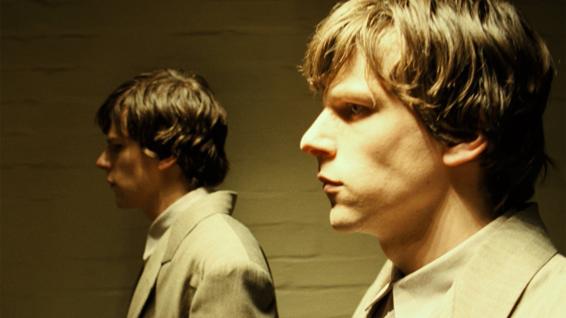 Jesse Eisenberg enfrenta sósia em novo trailer de 'The Double'; assista
