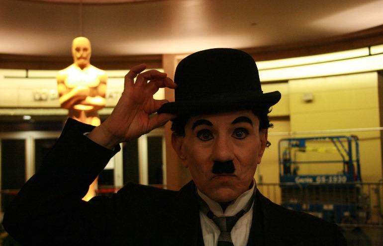 Conheça o sósia de Charles Chaplin que vai ao local do Oscar há 15 edições