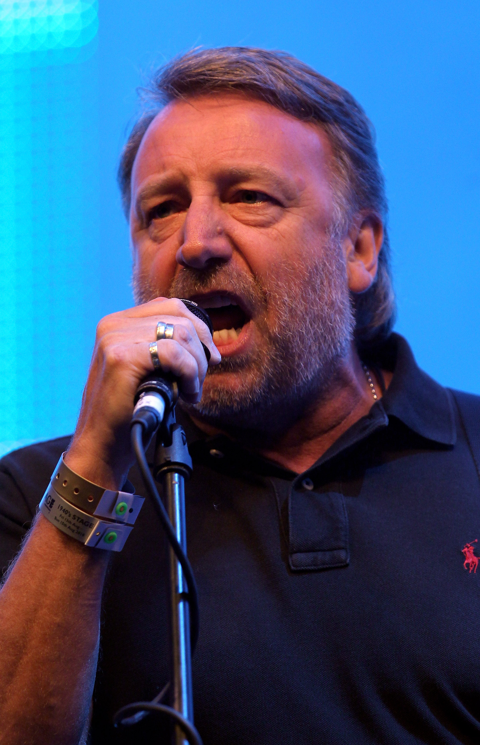 Peter Hook diz que Bernard Sumner é “um idiota” por fazer turnê com os New Order
