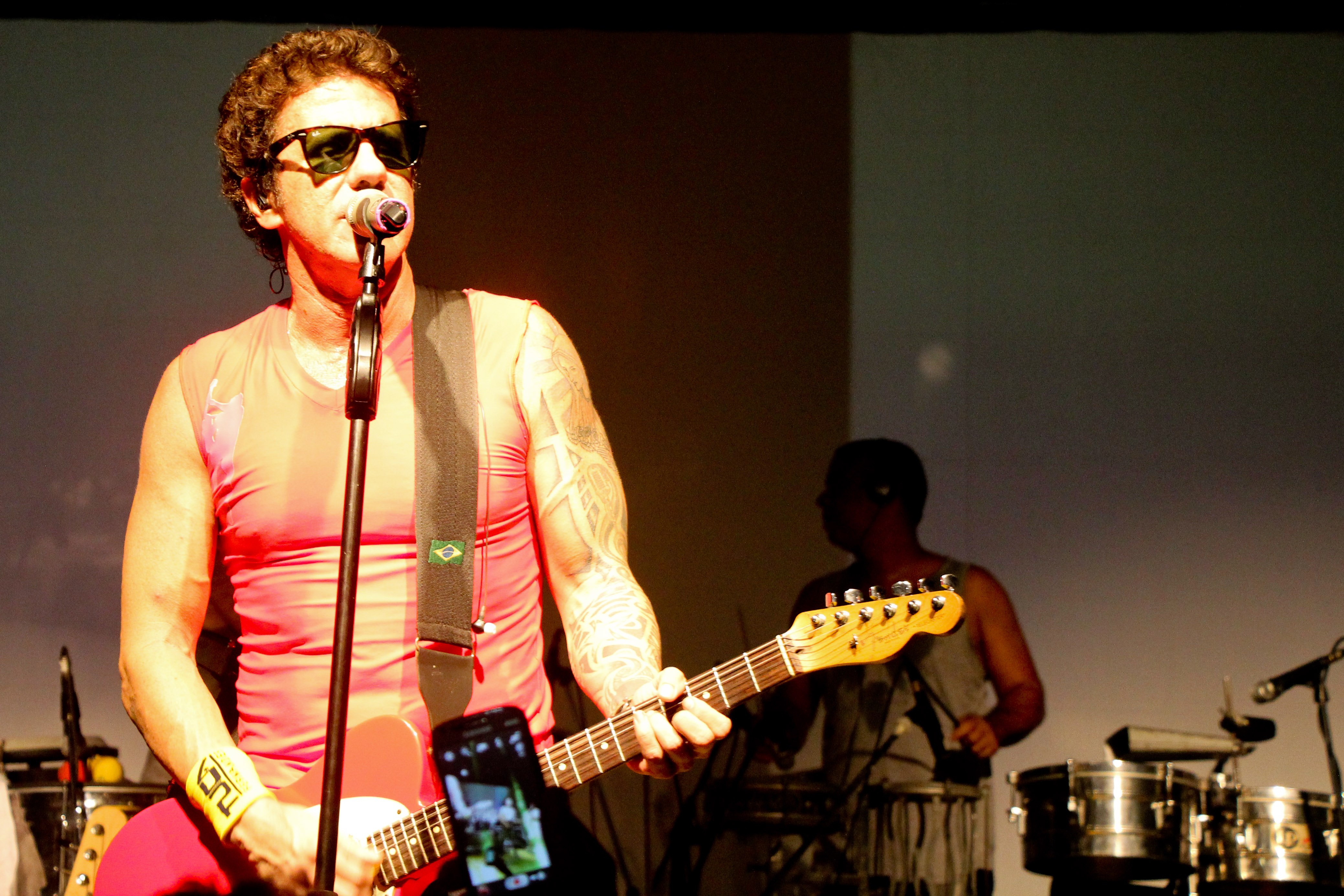 Tuca Fernandes faz show em clima de balada eletrônica em Salvador