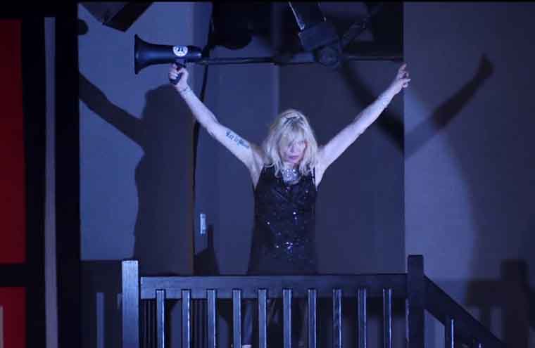 Courtney Love comanda destruição da música em novo clipe de Fall Out Boy; assista 'Rat a Tat'
