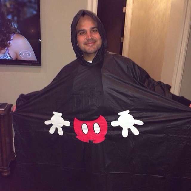 Luciano Camargo ganha de sua sogra capa de chuva com estampa do Mickey Mouse