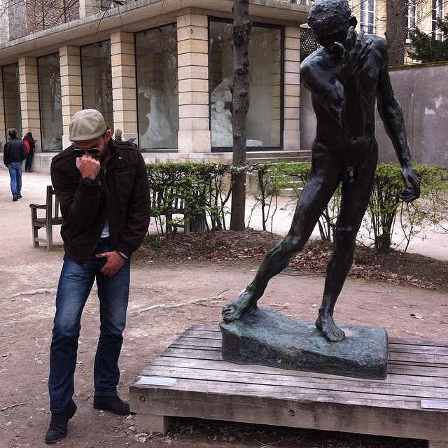 Kiko Pissolato brinca em museu: 'Descobri que o inventor do arrocha foi Rodin'
